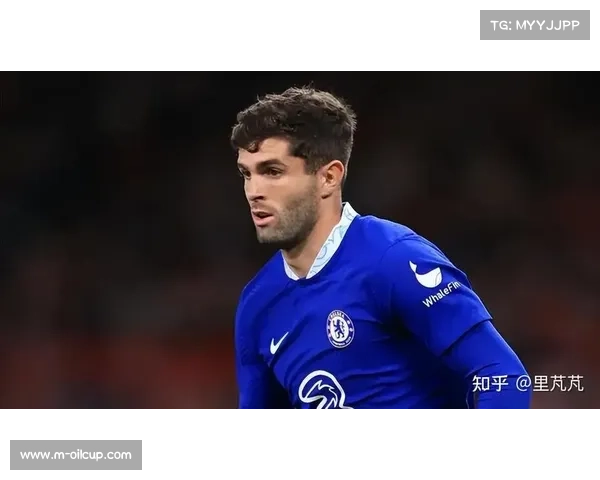 普利西奇替补席待命，眼神专注凝视赛场等待召唤